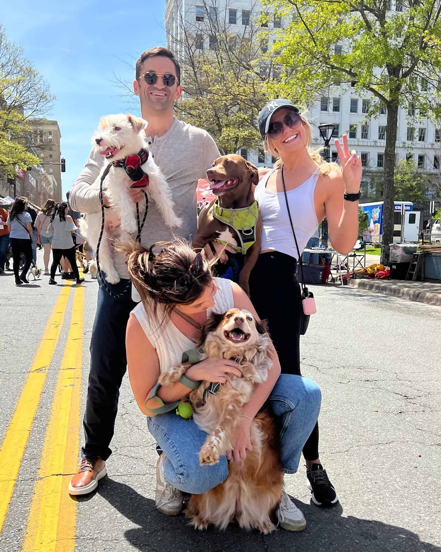 Parents and dogs on vacation in a dog-friendly city