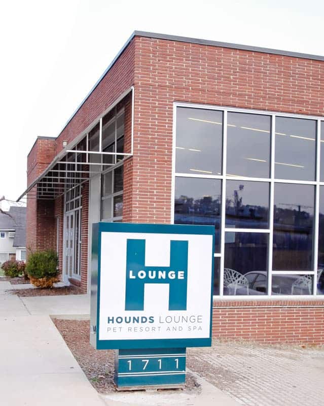 Photo of front of Hounds Lounge Riverdale location